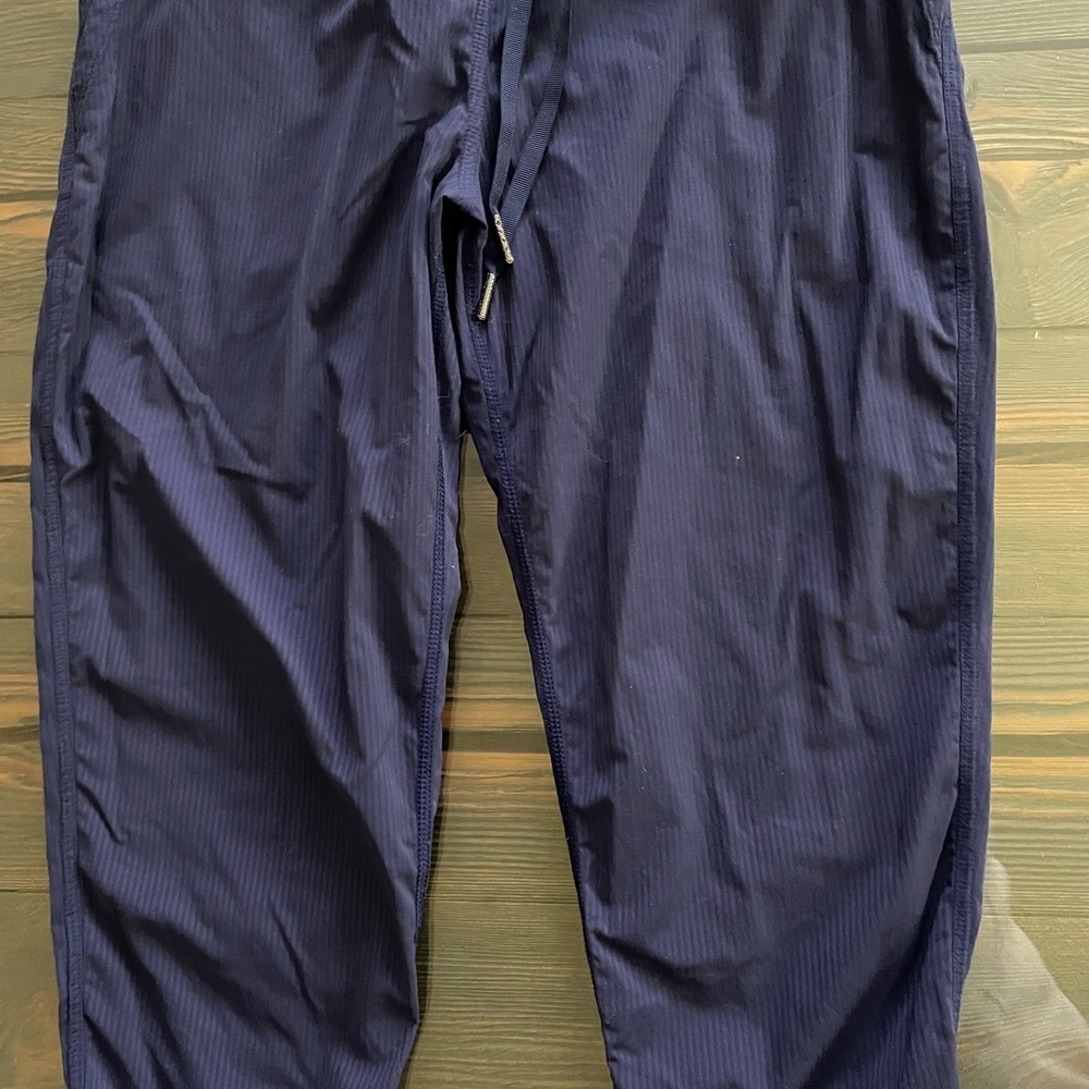 Lululemon Athletica Navy studio crop - Picture 2 of 6